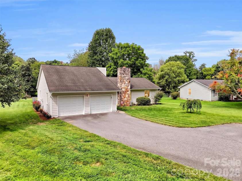 693 Monte Vista Road, Candler, NC 28715.  MLS# CAR4413945, YatesRealty ID 51495. 