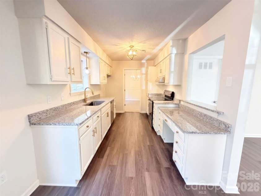 8431 Mission Hills Road, Charlotte, NC 28227.  MLS# CAR4426087, YatesRealty ID 51497. 