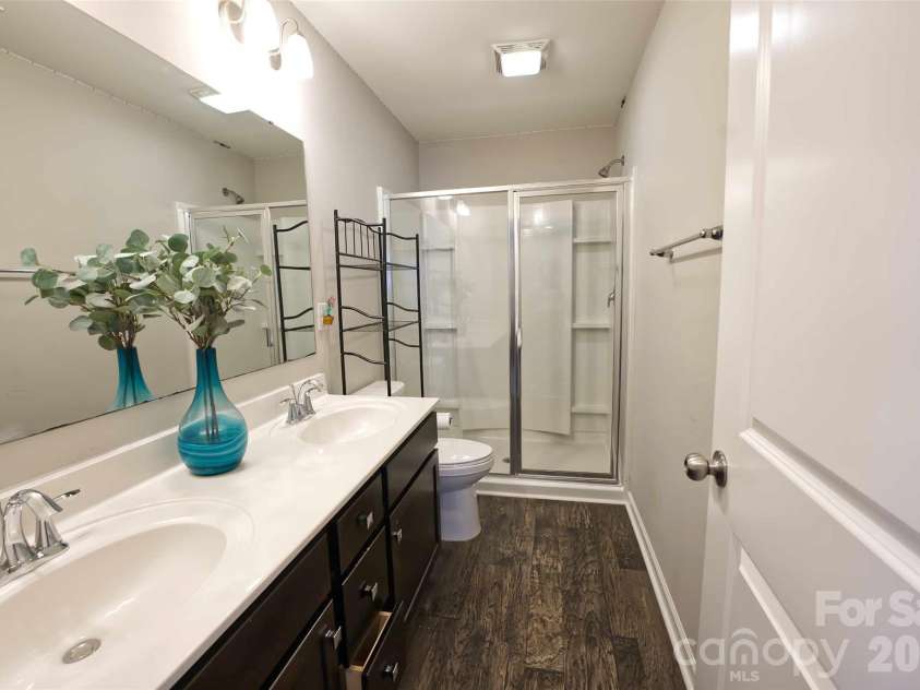 5113 Thomasville Drive, Belmont, NC 28012.  MLS# CAR4426070, YatesRealty ID 51498. Full bathroom located on upper level