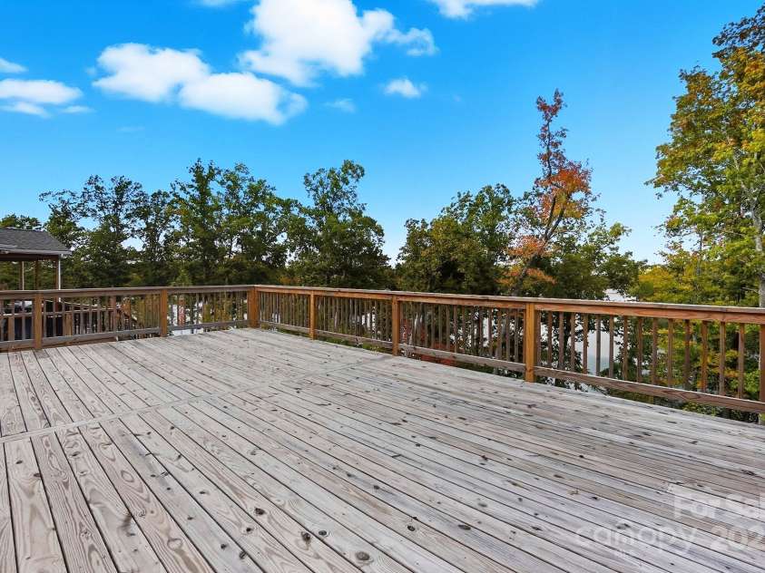 17909 Wilbanks Drive, Charlotte, NC 28278.  MLS# CAR4310693, YatesRealty ID 515. 