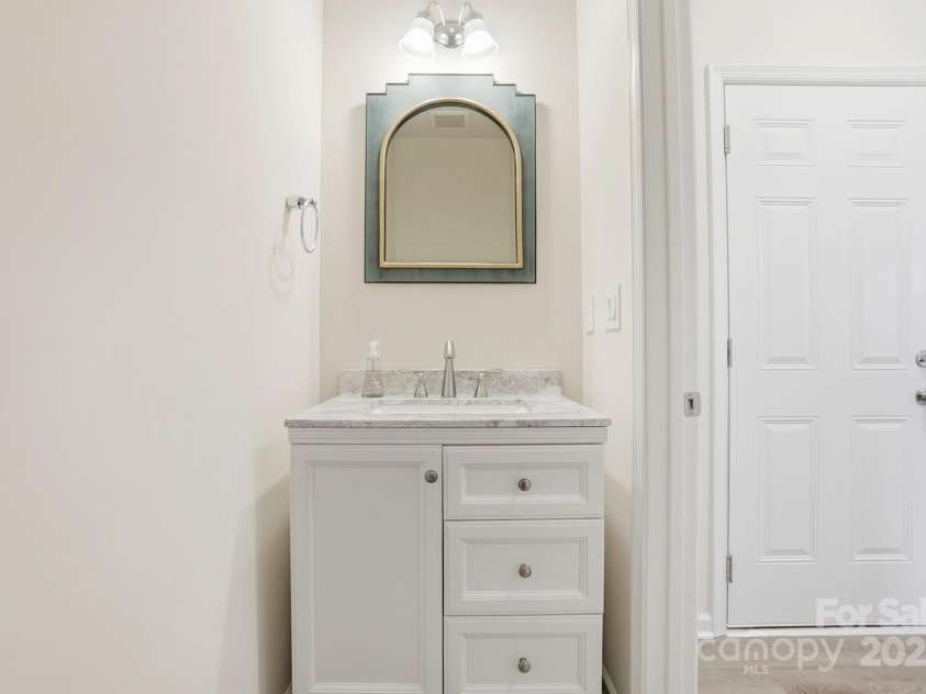 17909 Wilbanks Drive, Charlotte, NC 28278.  MLS# CAR4310693, YatesRealty ID 515. Half bath