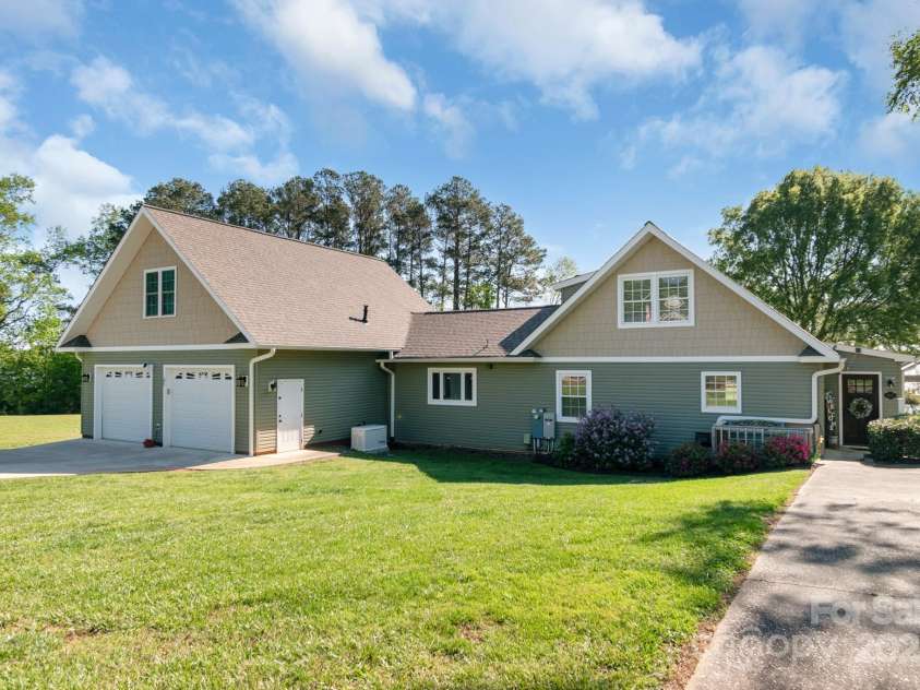 421 Tranquil Bay Circle, Norwood, NC 28128.  MLS# CAR4238311, YatesRealty ID 5150. 
