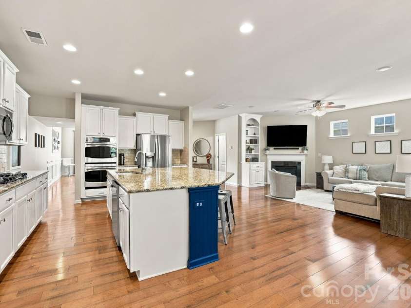 1236 Screech Owl Road, Waxhaw, NC 28173.  MLS# CAR4424430, YatesRealty ID 51502. Gas Cooktop and Double Oven