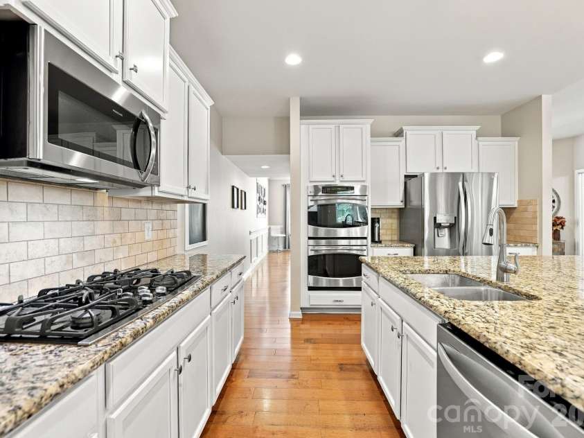 1236 Screech Owl Road, Waxhaw, NC 28173.  MLS# CAR4424430, YatesRealty ID 51502. Granite Countertops