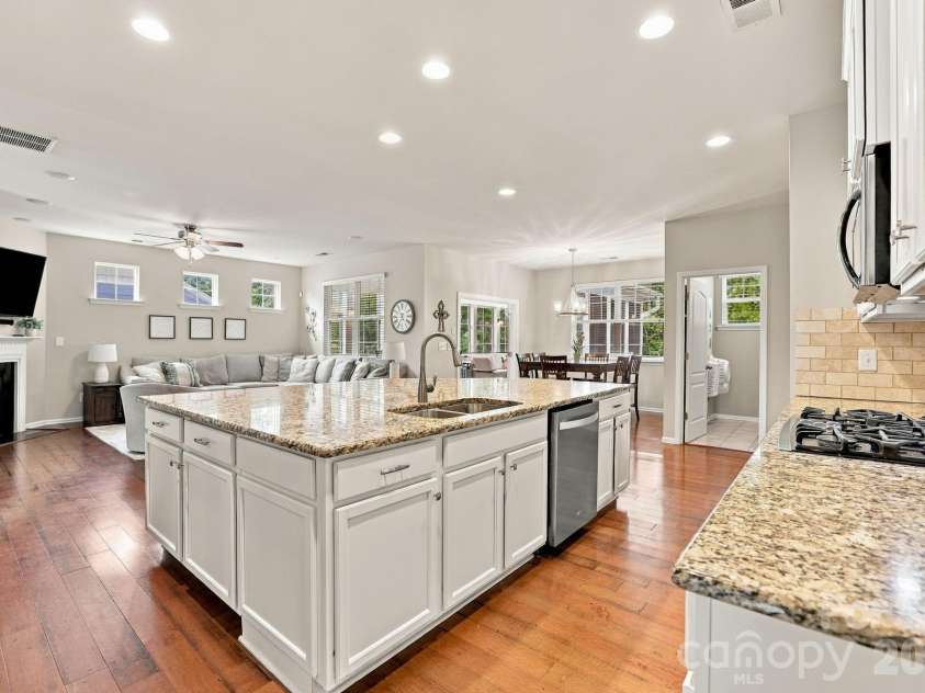 1236 Screech Owl Road, Waxhaw, NC 28173.  MLS# CAR4424430, YatesRealty ID 51502. Tile Backsplash