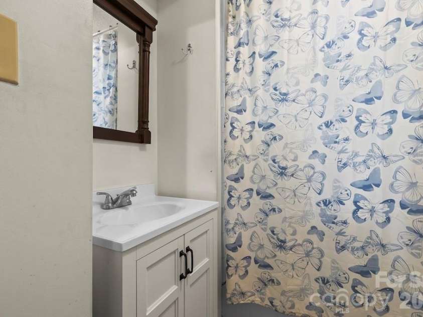 6287 Barclay Lane, Clover, SC 29710.  MLS# CAR4425726, YatesRealty ID 51503. Bathroom
