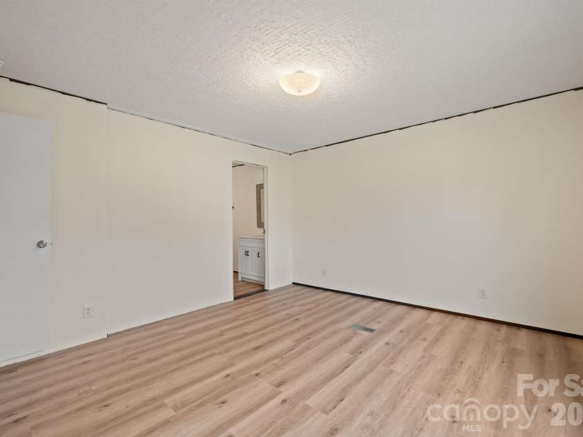 2913 Conner Circle, Morganton, NC 28645.  MLS# CAR4425522, YatesRealty ID 51513. 
