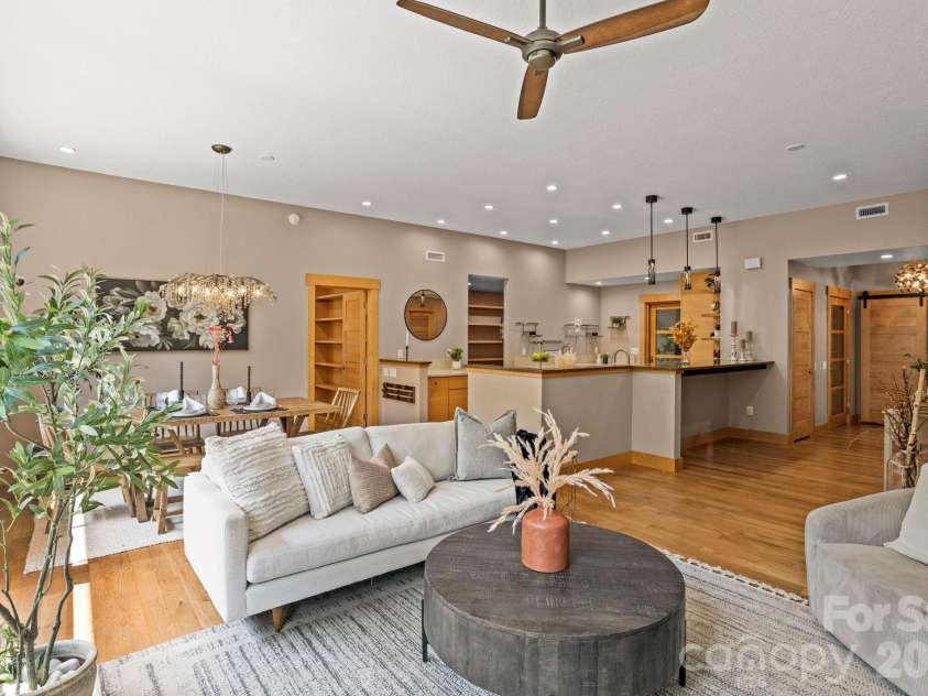 36 Ravenwood Drive, Fletcher, NC 28732.  MLS# CAR4420413, YatesRealty ID 51515. 