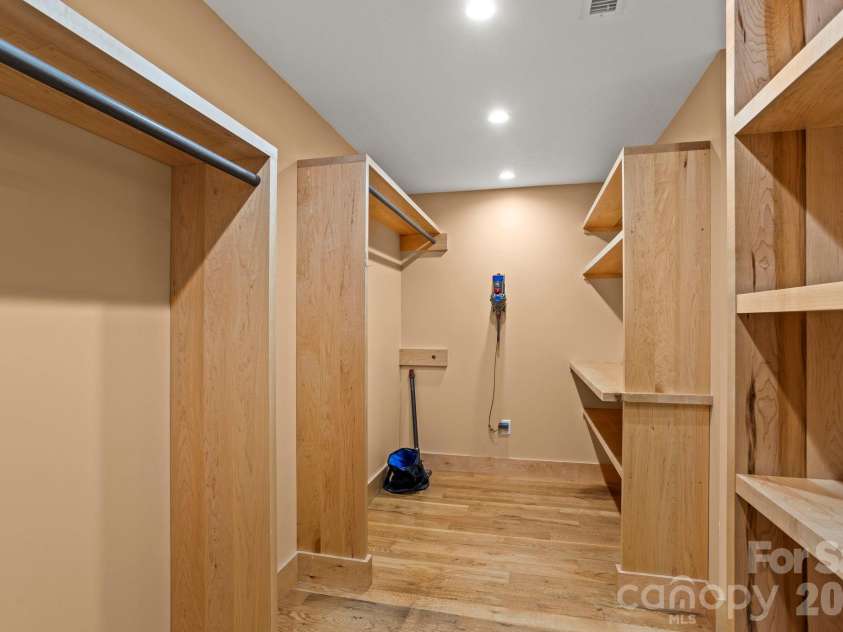 36 Ravenwood Drive, Fletcher, NC 28732.  MLS# CAR4420413, YatesRealty ID 51515. 