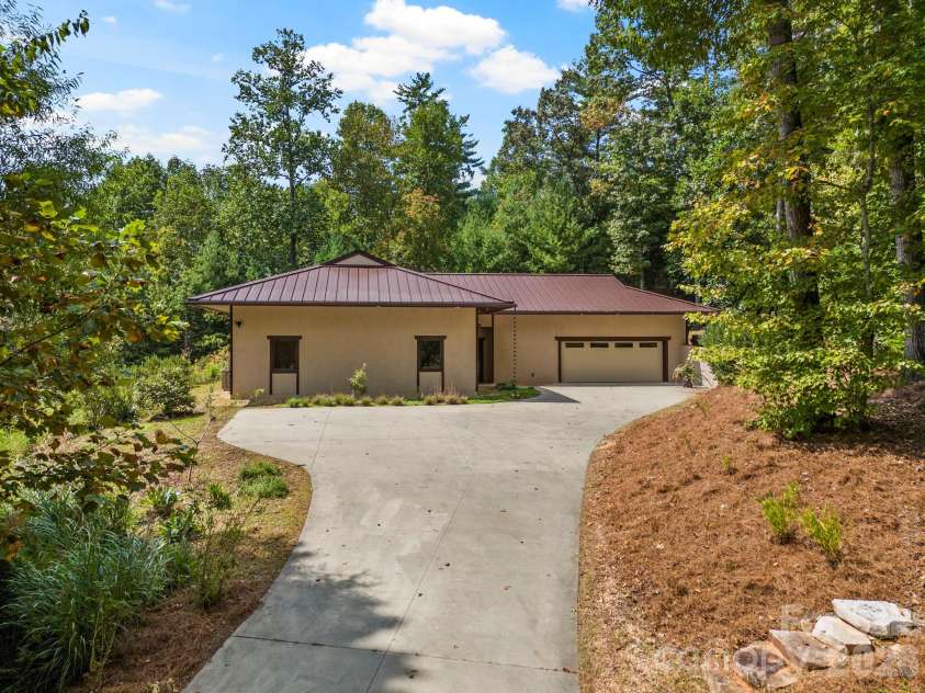 36 Ravenwood Drive, Fletcher, NC 28732.  MLS# CAR4420413, YatesRealty ID 51515. 
