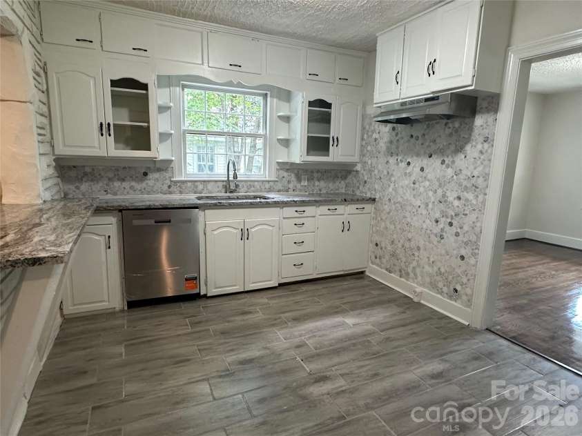 1900 Peachtree Street, Winston Salem, NC 27107.  MLS# CAR4426125, YatesRealty ID 51518. Kitchen
