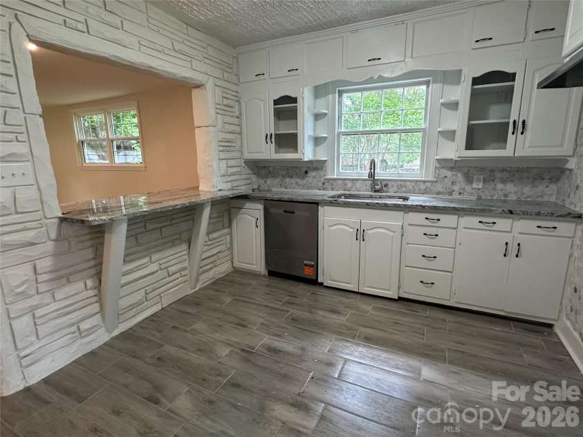1900 Peachtree Street, Winston Salem, NC 27107.  MLS# CAR4426125, YatesRealty ID 51518. Kitchen