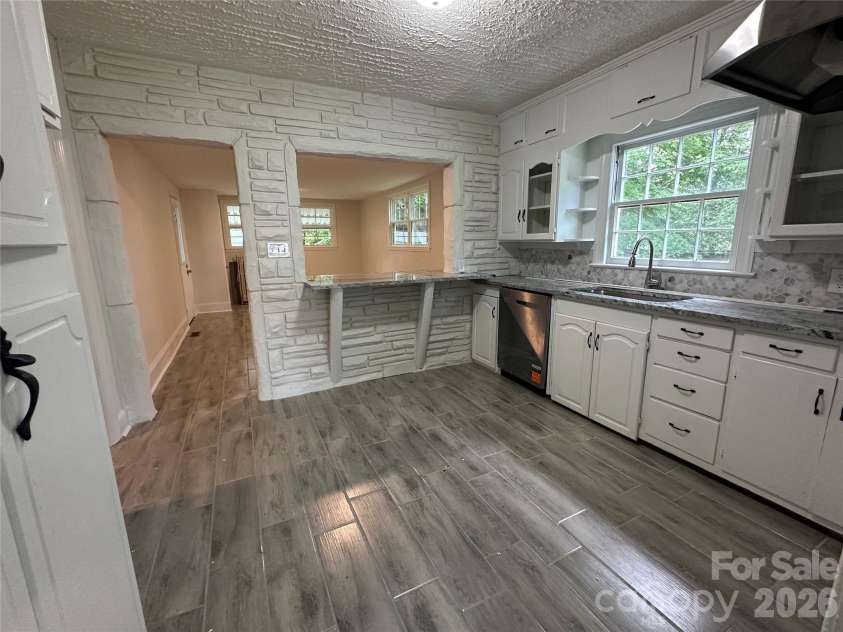 1900 Peachtree Street, Winston Salem, NC 27107.  MLS# CAR4426125, YatesRealty ID 51518. Kitchen with tile flooring