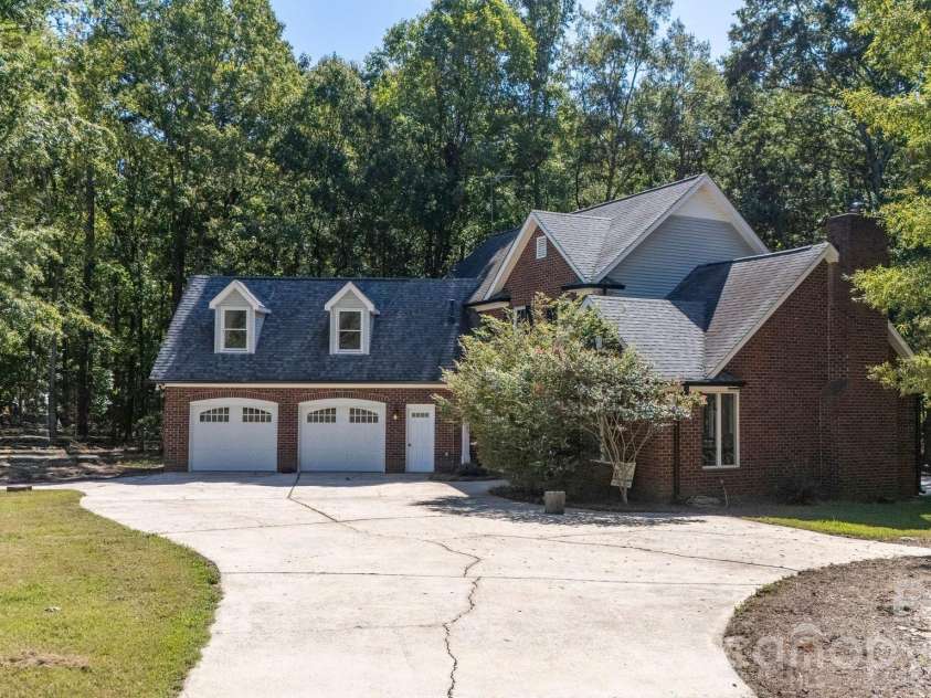 1517 Helms Short Cut Road, Monroe, NC 28112.  MLS# CAR4424290, YatesRealty ID 51519. Large cemented round about drieway