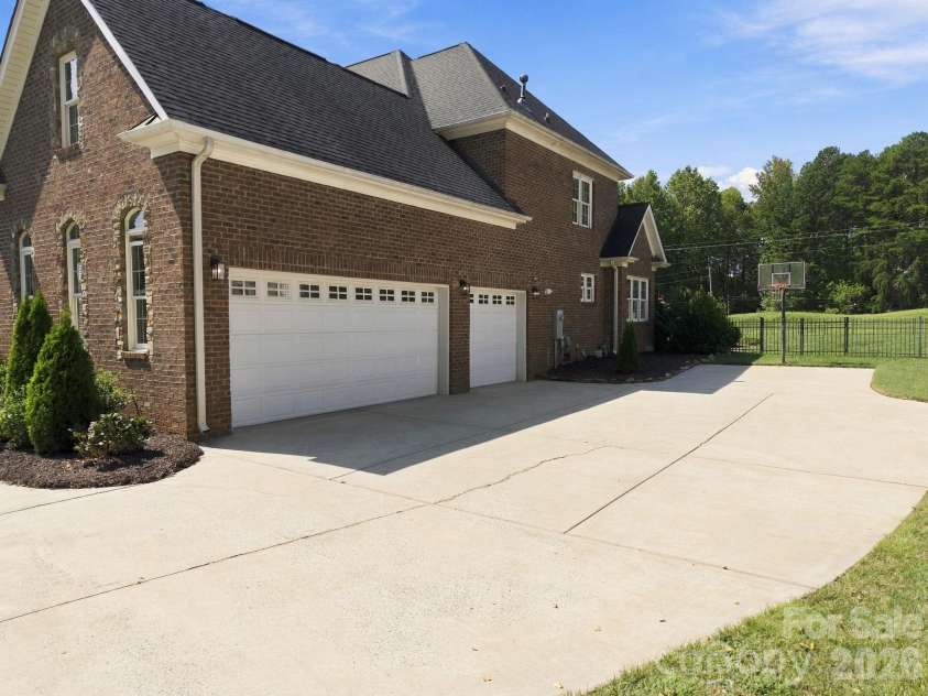 6671 Fox Ridge Circle, Davidson, NC 28036.  MLS# CAR4425420, YatesRealty ID 51520. 