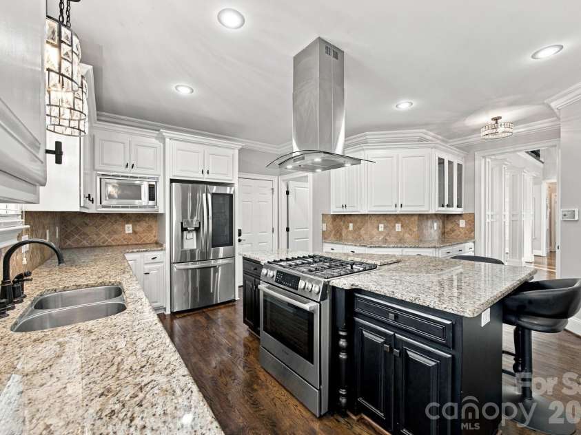 6671 Fox Ridge Circle, Davidson, NC 28036.  MLS# CAR4425420, YatesRealty ID 51520. 