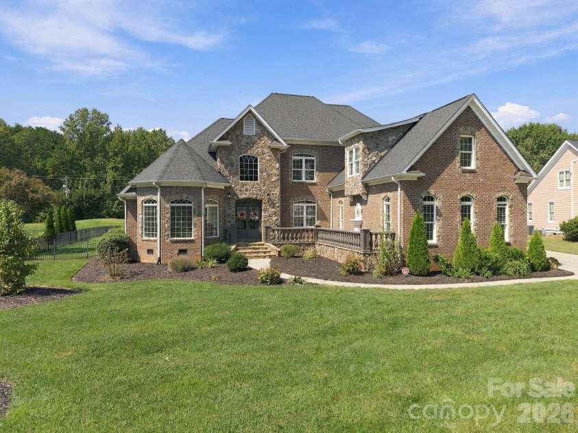 6671 Fox Ridge Circle, Davidson, NC 28036.  MLS# CAR4425420, YatesRealty ID 51520. Welcome Home!