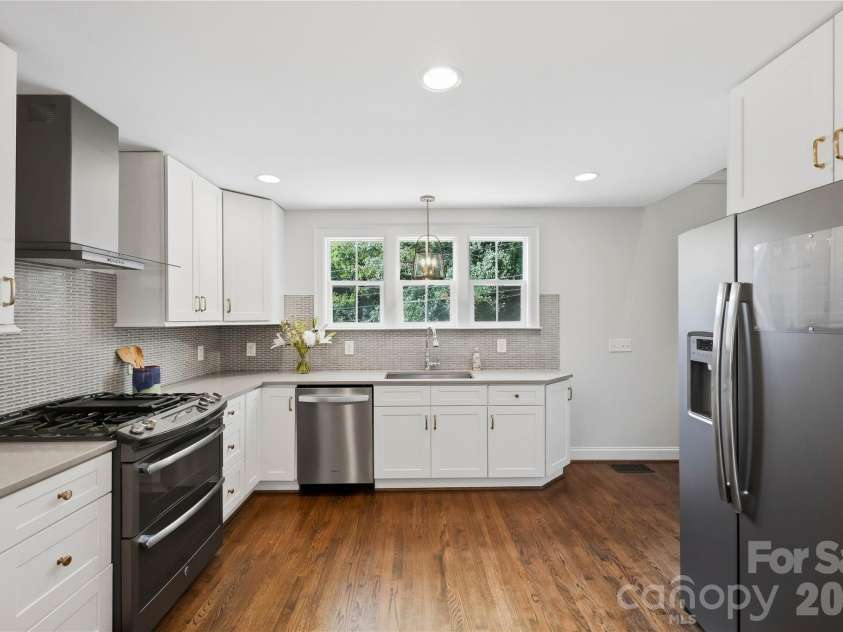 2424 Kingsbury Drive, Charlotte, NC 28205.  MLS# CAR4422896, YatesRealty ID 51525. 