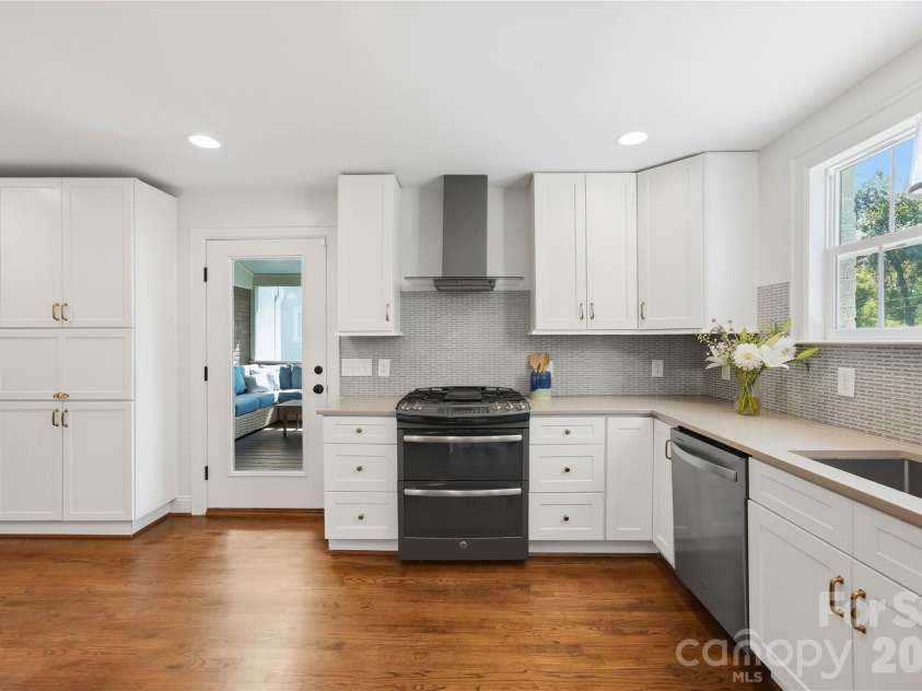 2424 Kingsbury Drive, Charlotte, NC 28205.  MLS# CAR4422896, YatesRealty ID 51525. 