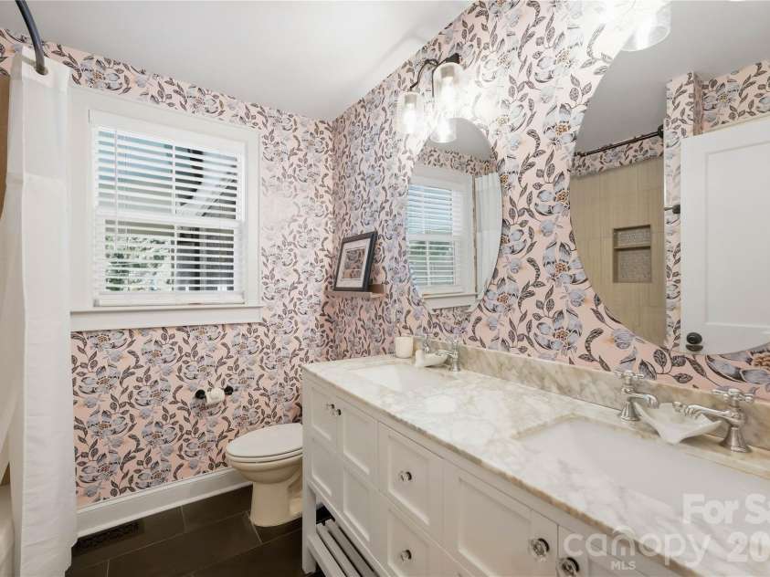 2424 Kingsbury Drive, Charlotte, NC 28205.  MLS# CAR4422896, YatesRealty ID 51525. 