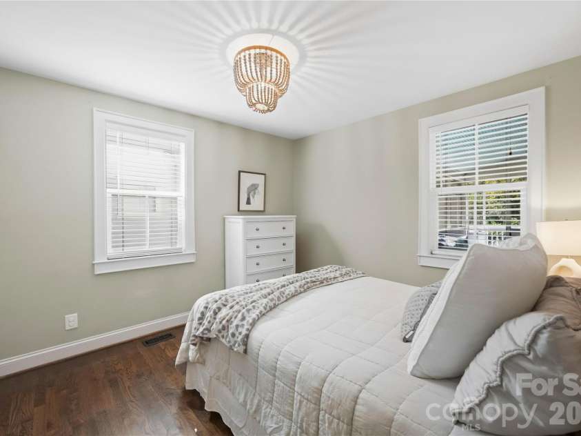 2424 Kingsbury Drive, Charlotte, NC 28205.  MLS# CAR4422896, YatesRealty ID 51525. 