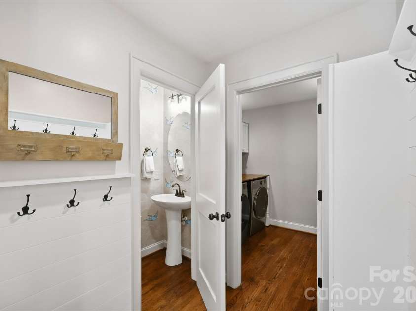 2424 Kingsbury Drive, Charlotte, NC 28205.  MLS# CAR4422896, YatesRealty ID 51525. 