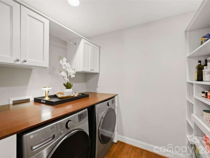 2424 Kingsbury Drive, Charlotte, NC 28205.  MLS# CAR4422896, YatesRealty ID 51525. 