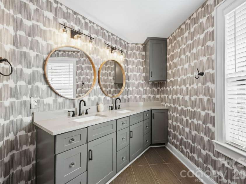 2424 Kingsbury Drive, Charlotte, NC 28205.  MLS# CAR4422896, YatesRealty ID 51525. 