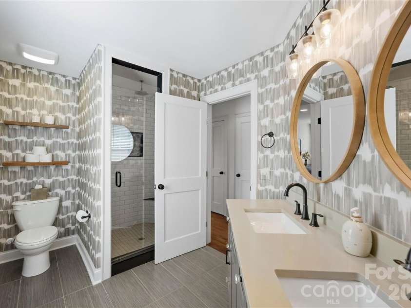 2424 Kingsbury Drive, Charlotte, NC 28205.  MLS# CAR4422896, YatesRealty ID 51525. 