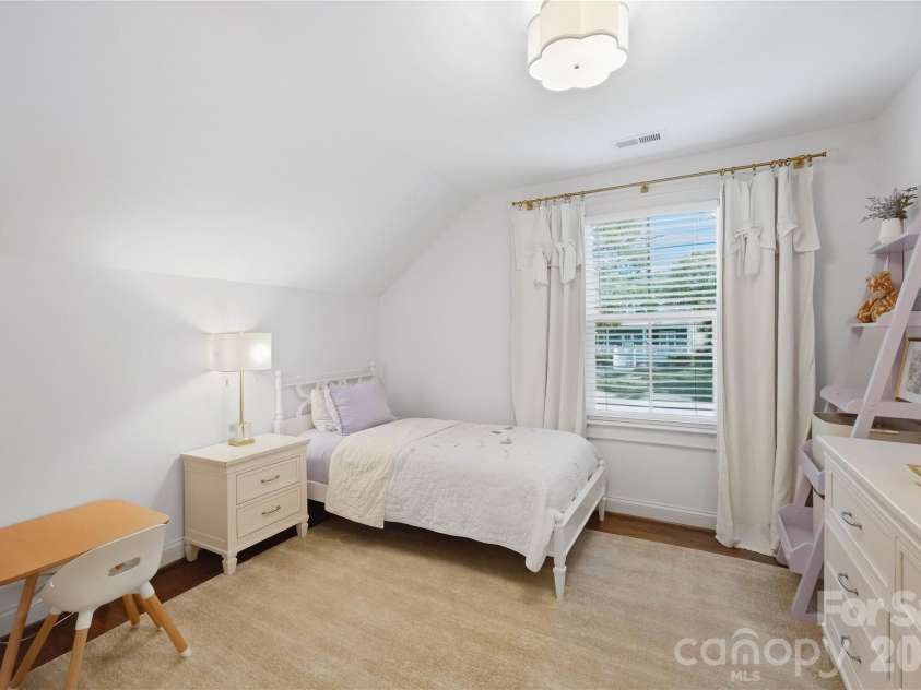 2424 Kingsbury Drive, Charlotte, NC 28205.  MLS# CAR4422896, YatesRealty ID 51525. 