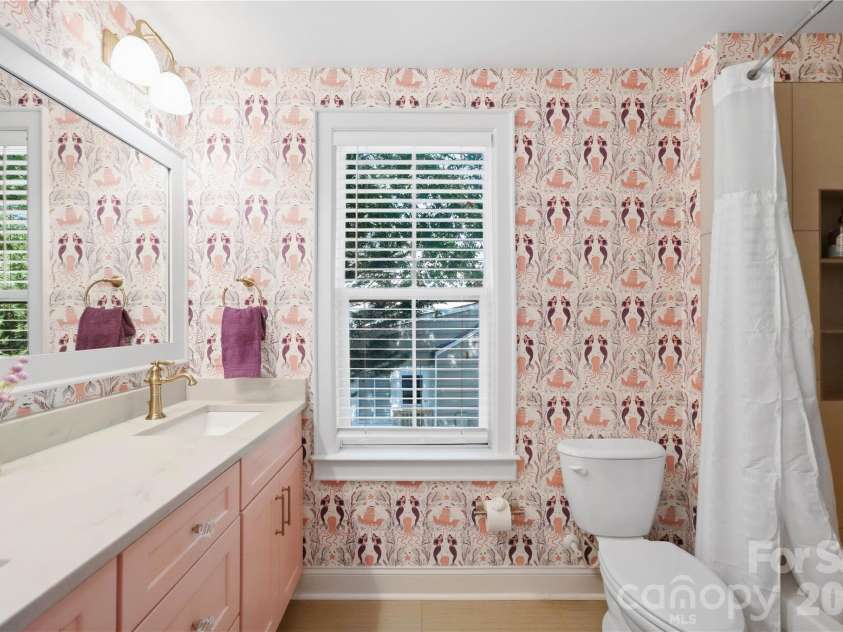 2424 Kingsbury Drive, Charlotte, NC 28205.  MLS# CAR4422896, YatesRealty ID 51525. 