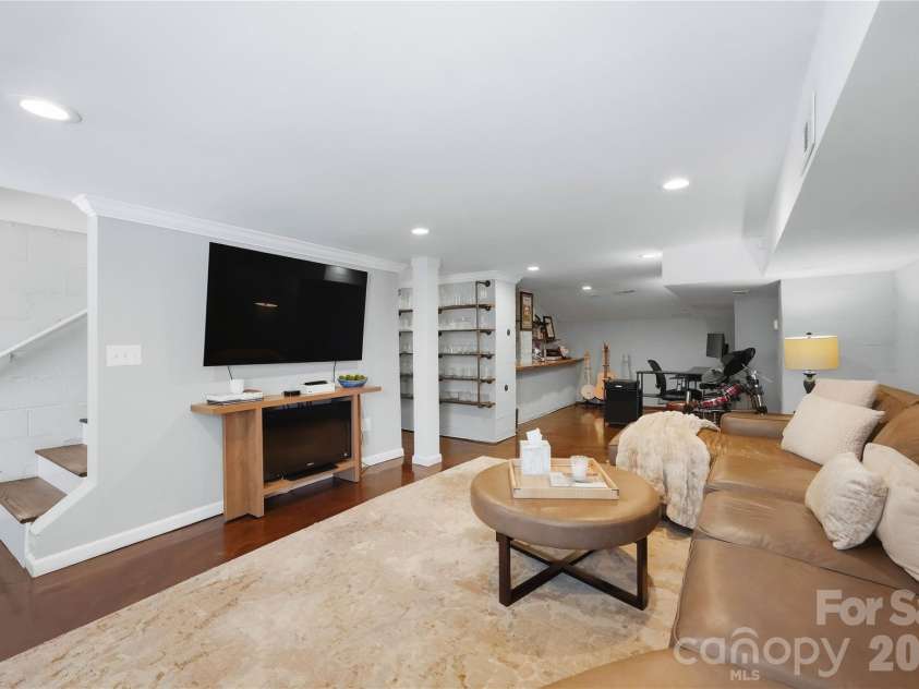 2424 Kingsbury Drive, Charlotte, NC 28205.  MLS# CAR4422896, YatesRealty ID 51525. 