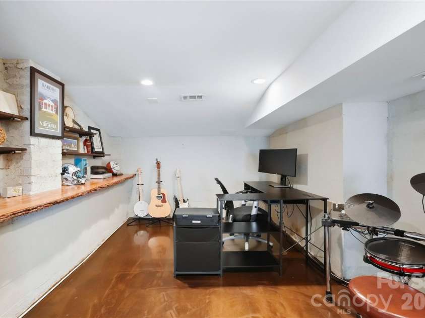 2424 Kingsbury Drive, Charlotte, NC 28205.  MLS# CAR4422896, YatesRealty ID 51525. 