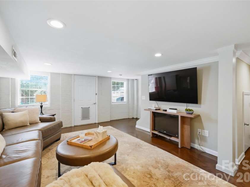 2424 Kingsbury Drive, Charlotte, NC 28205.  MLS# CAR4422896, YatesRealty ID 51525. 