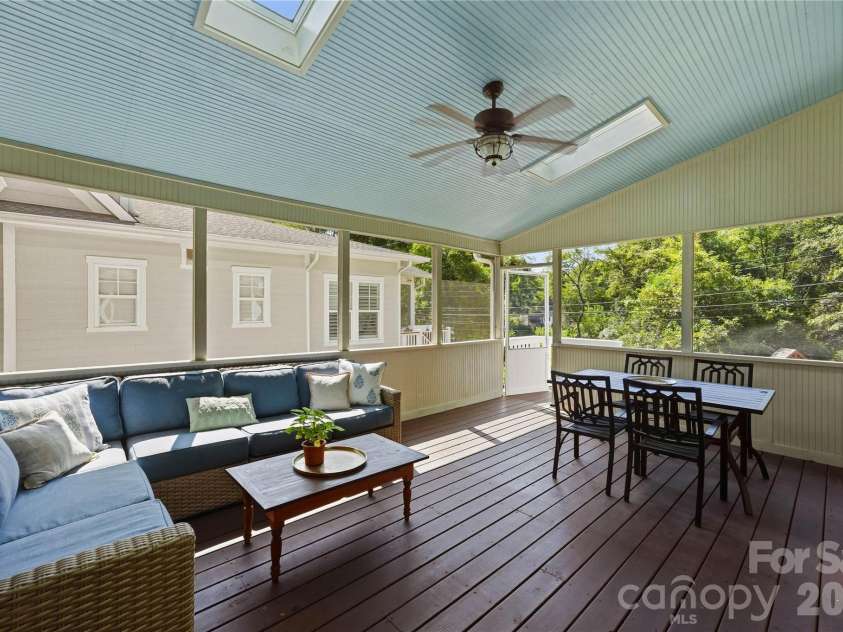 2424 Kingsbury Drive, Charlotte, NC 28205.  MLS# CAR4422896, YatesRealty ID 51525. 