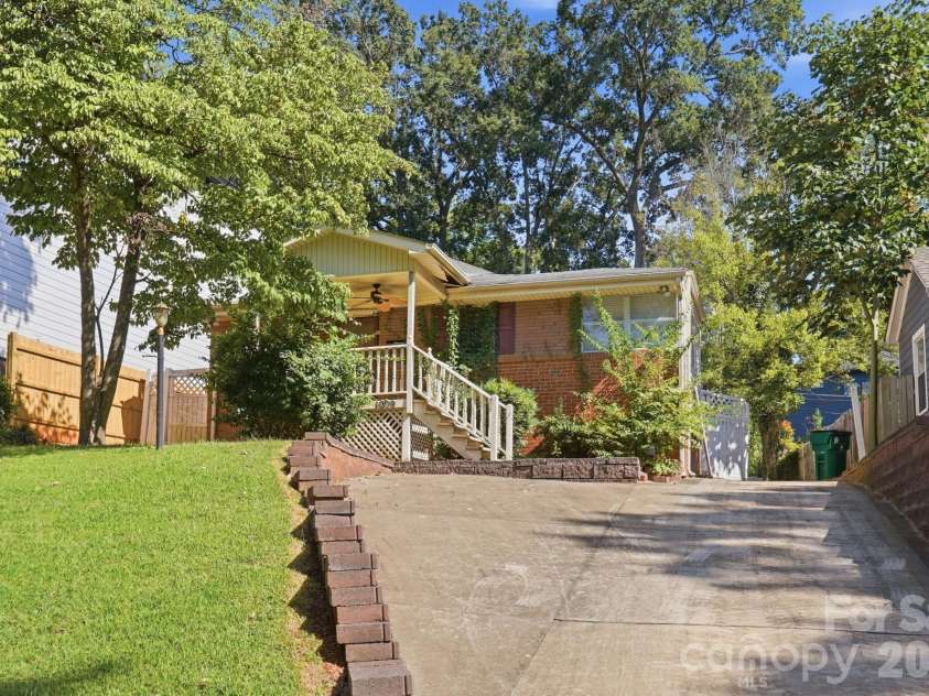 1009 Spruce Street, Charlotte, NC 28203.  MLS# CAR4426133, YatesRealty ID 51526. 