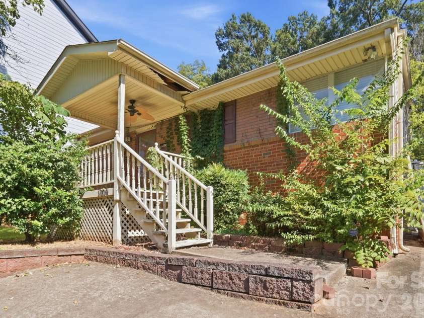 1009 Spruce Street, Charlotte, NC 28203.  MLS# CAR4426133, YatesRealty ID 51526. 