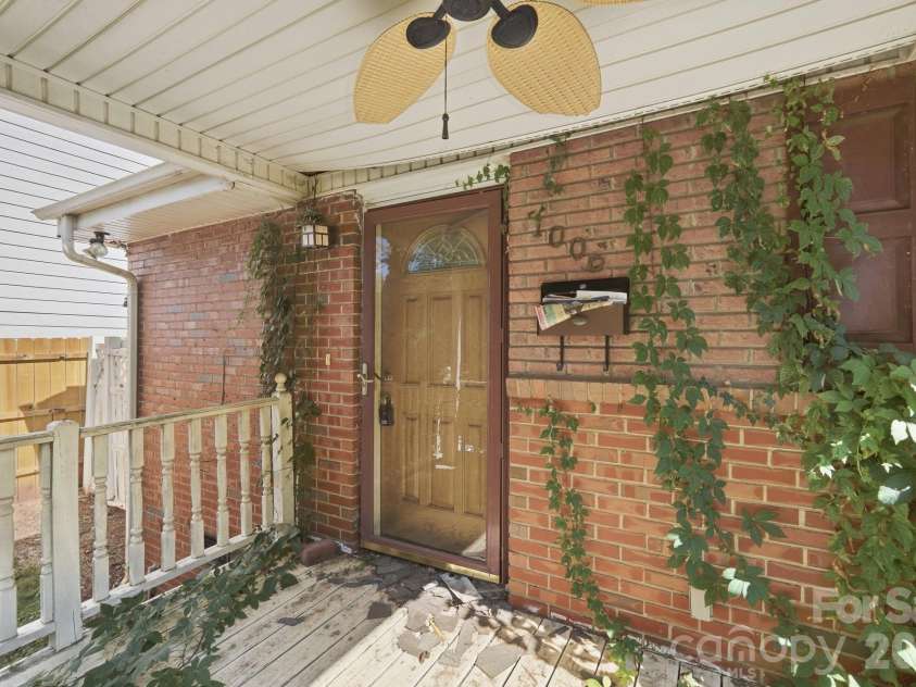 1009 Spruce Street, Charlotte, NC 28203.  MLS# CAR4426133, YatesRealty ID 51526. 