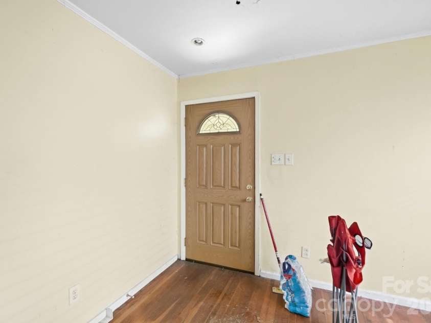 1009 Spruce Street, Charlotte, NC 28203.  MLS# CAR4426133, YatesRealty ID 51526. 