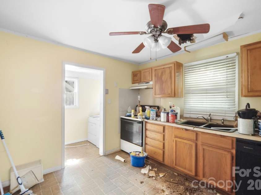 1009 Spruce Street, Charlotte, NC 28203.  MLS# CAR4426133, YatesRealty ID 51526. 