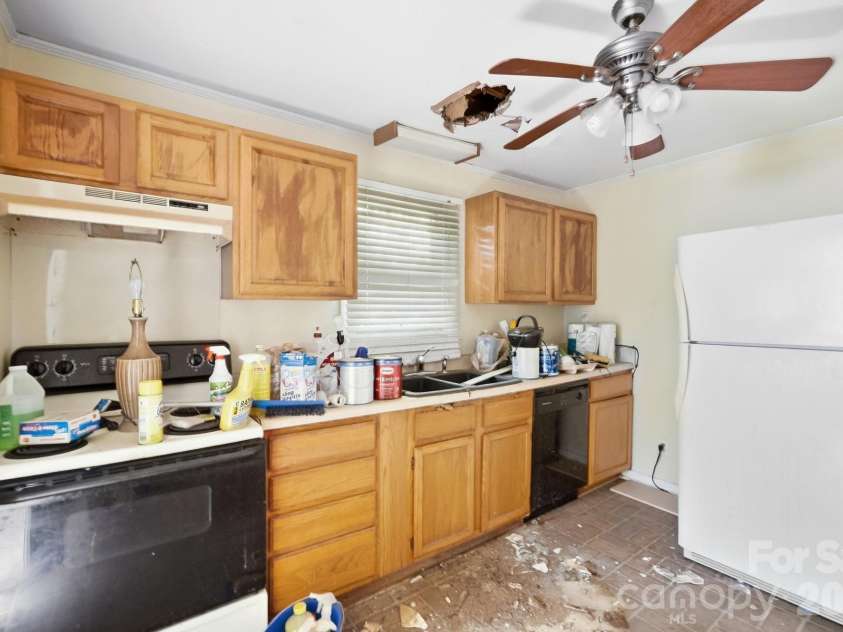 1009 Spruce Street, Charlotte, NC 28203.  MLS# CAR4426133, YatesRealty ID 51526. 