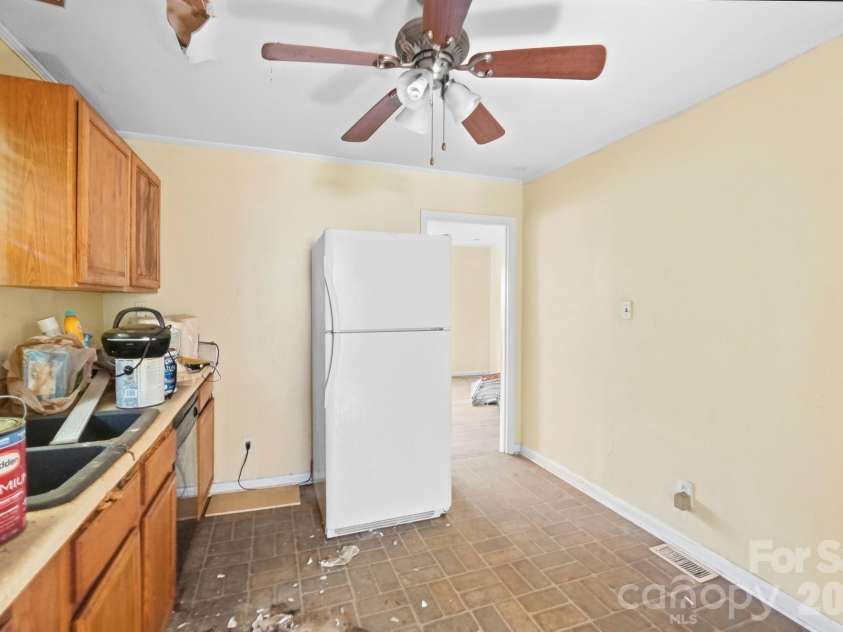 1009 Spruce Street, Charlotte, NC 28203.  MLS# CAR4426133, YatesRealty ID 51526. 