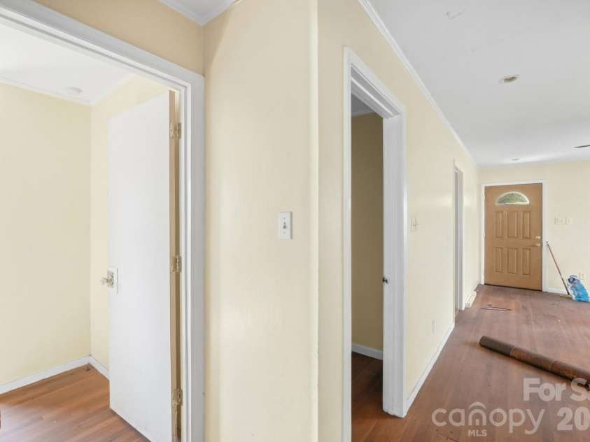 1009 Spruce Street, Charlotte, NC 28203.  MLS# CAR4426133, YatesRealty ID 51526. 