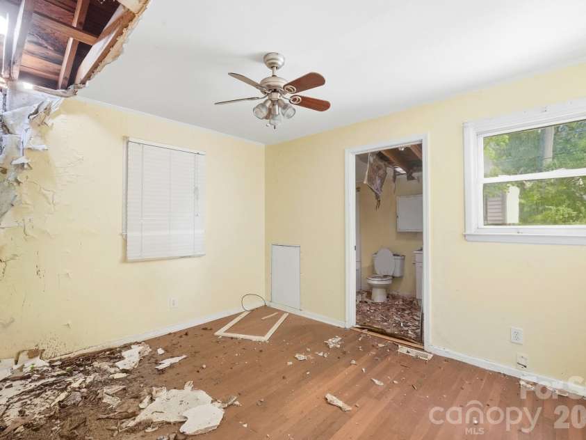 1009 Spruce Street, Charlotte, NC 28203.  MLS# CAR4426133, YatesRealty ID 51526. 