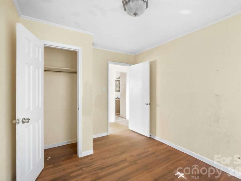 1009 Spruce Street, Charlotte, NC 28203.  MLS# CAR4426133, YatesRealty ID 51526. 