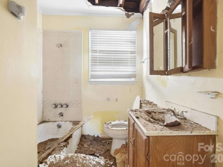 1009 Spruce Street, Charlotte, NC 28203.  MLS# CAR4426133, YatesRealty ID 51526. 