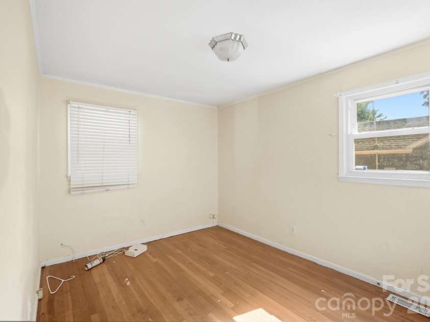 1009 Spruce Street, Charlotte, NC 28203.  MLS# CAR4426133, YatesRealty ID 51526. 