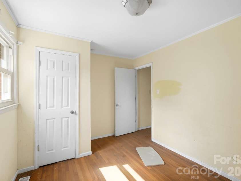 1009 Spruce Street, Charlotte, NC 28203.  MLS# CAR4426133, YatesRealty ID 51526. 