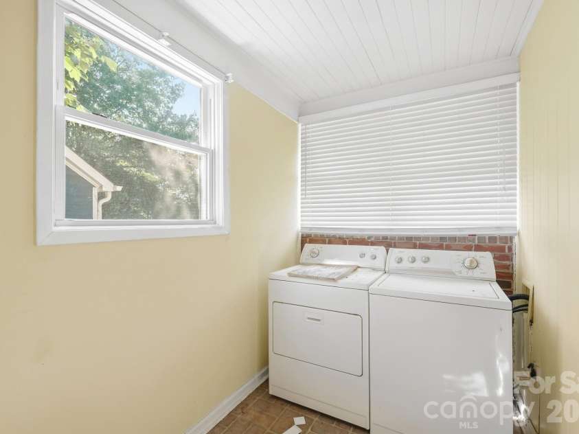 1009 Spruce Street, Charlotte, NC 28203.  MLS# CAR4426133, YatesRealty ID 51526. 