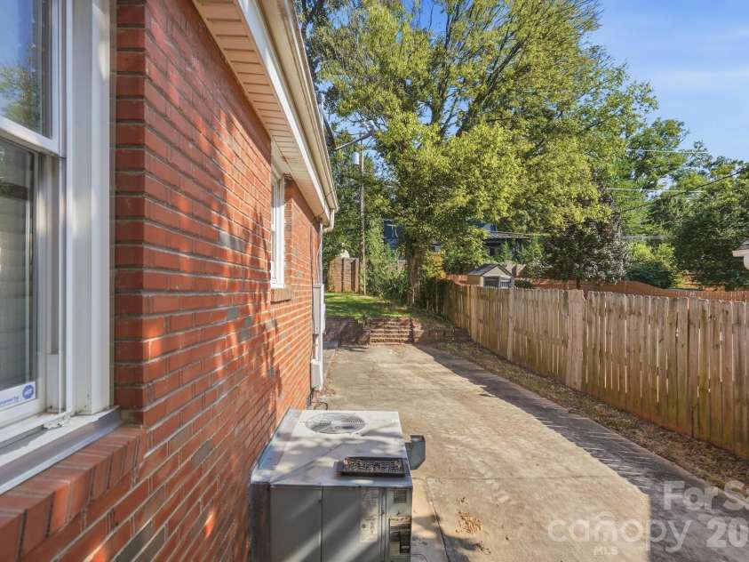 1009 Spruce Street, Charlotte, NC 28203.  MLS# CAR4426133, YatesRealty ID 51526. 